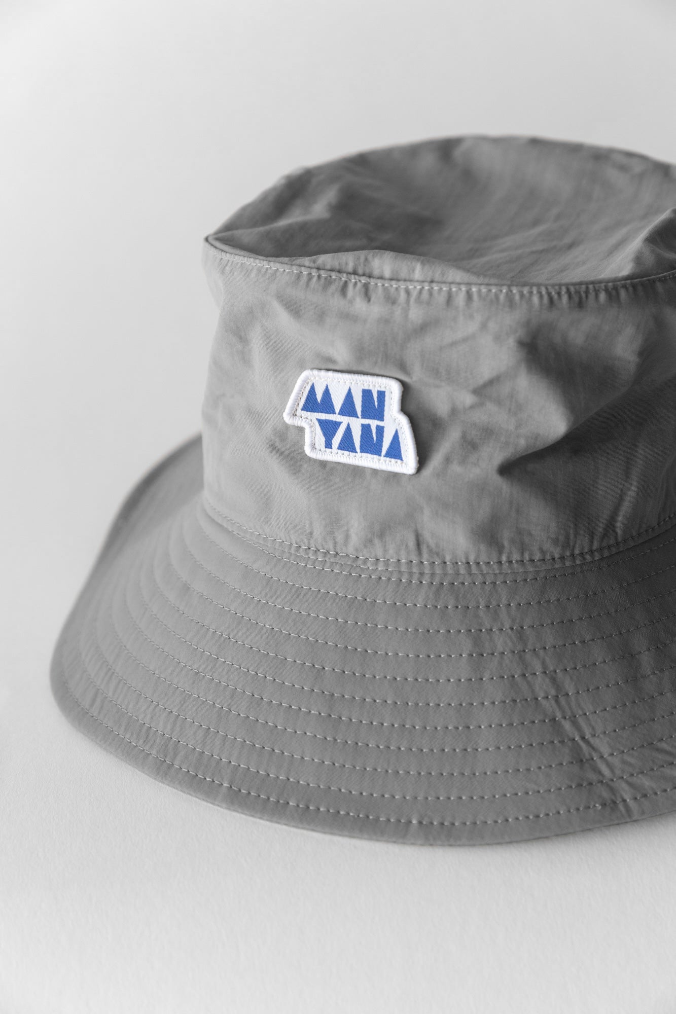 Sombrero de pescador con parche de logotipo