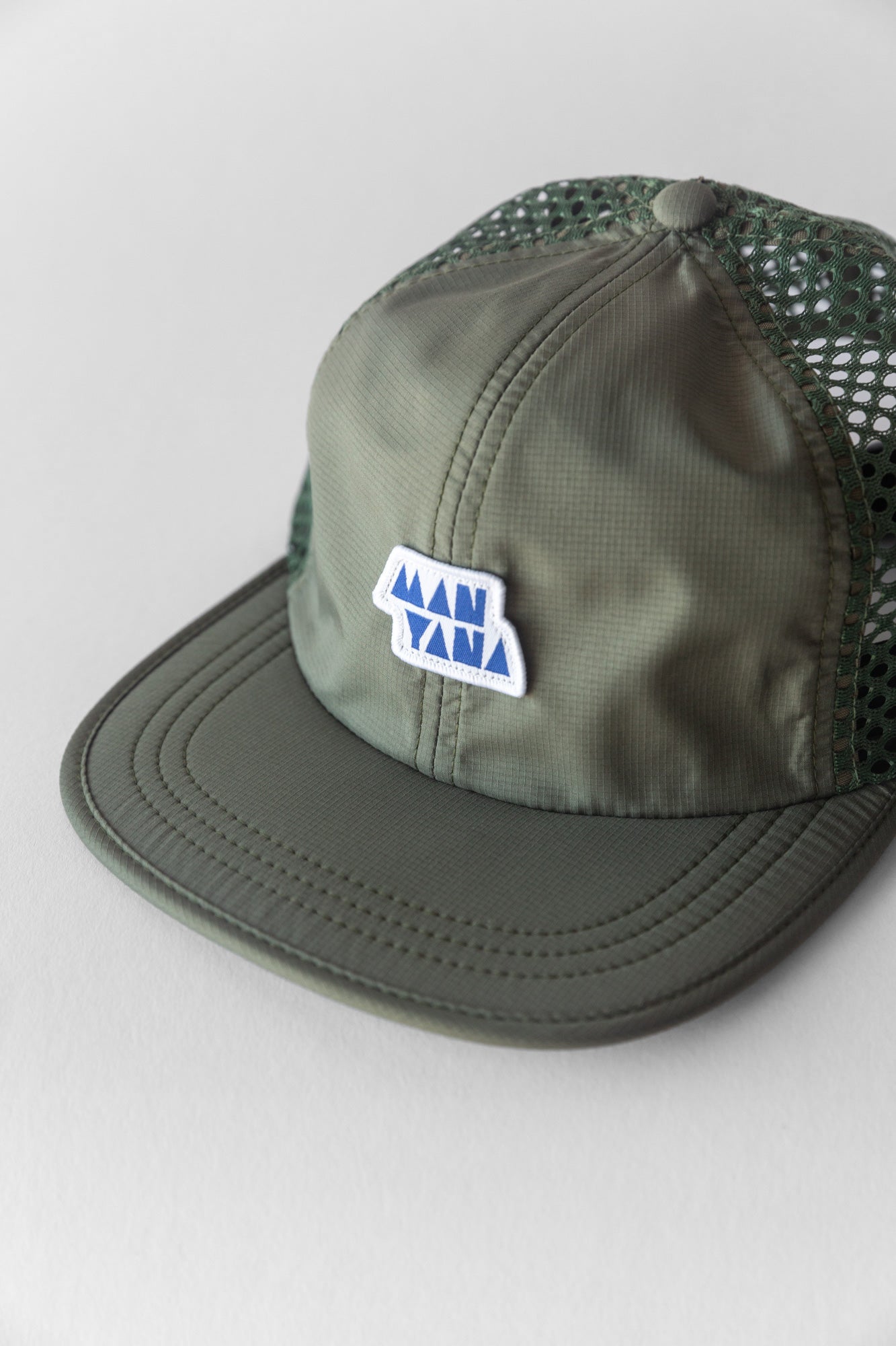 Gorra con parche de logo