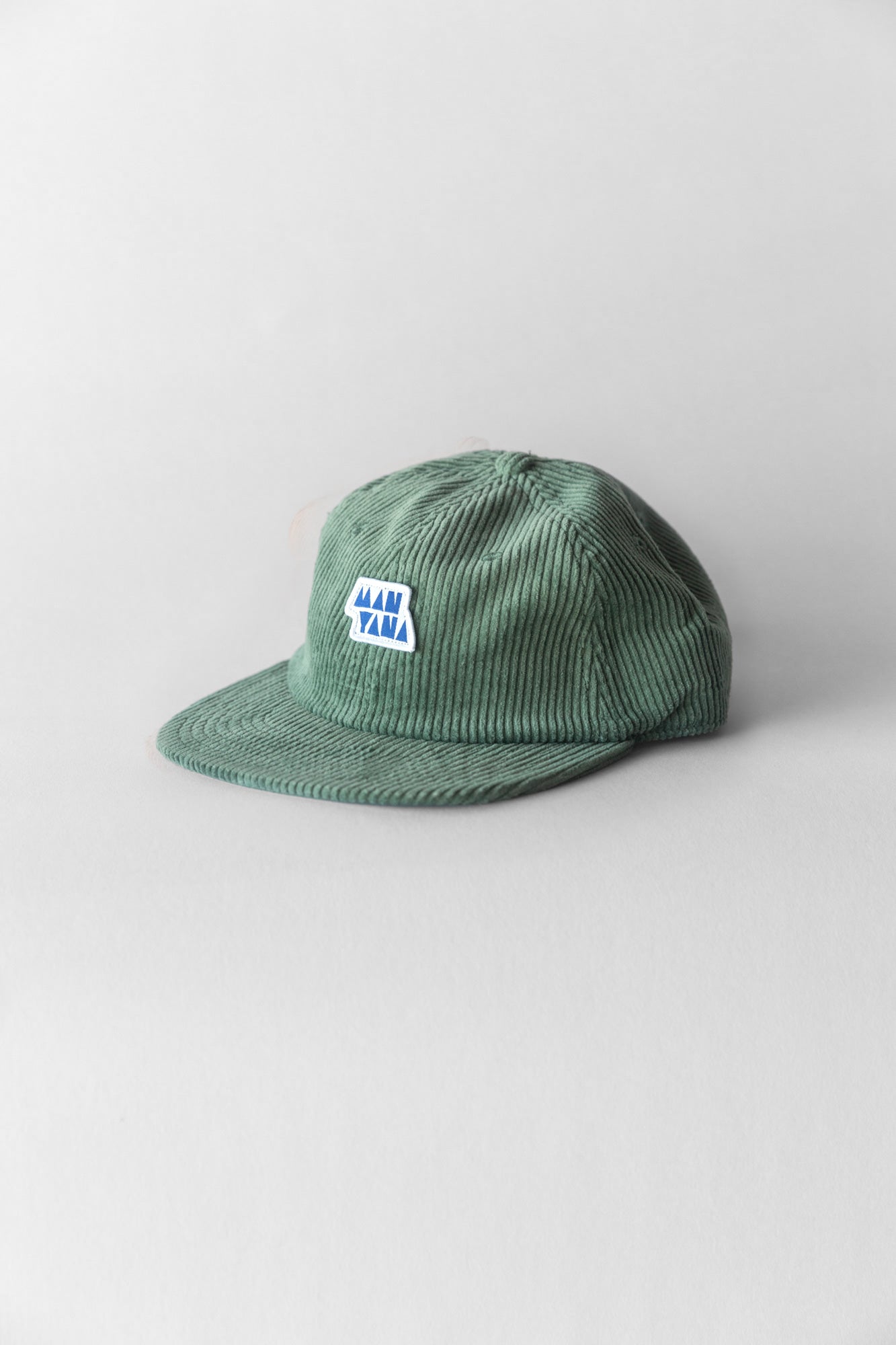 Gorra con parche de logo