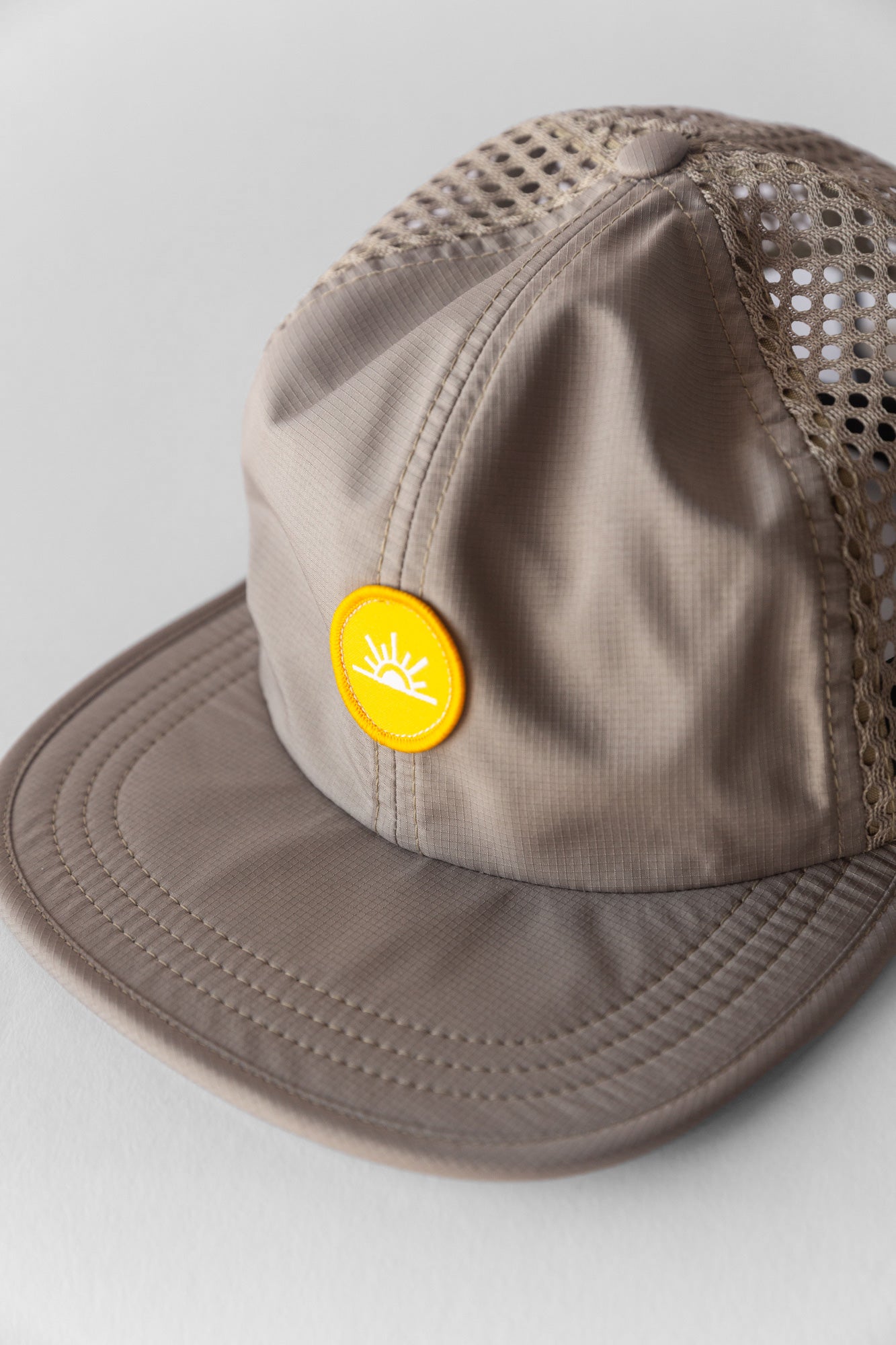 Gorra con parche del logotipo del sol